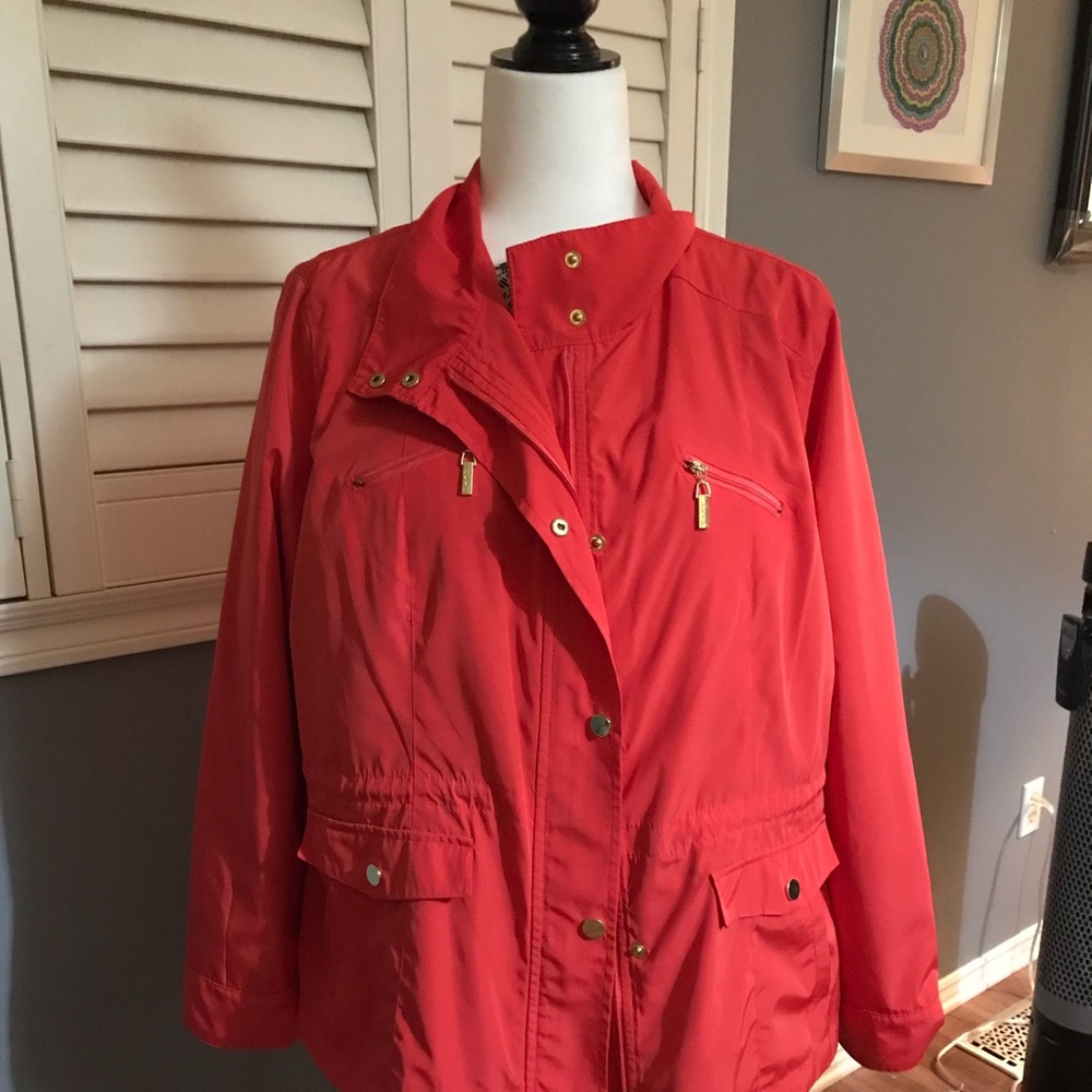 Alia petite XL spring jacket coral red toned with gold hardware (snap closure)